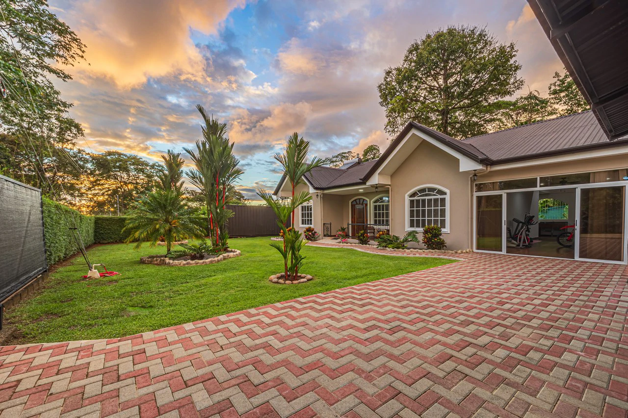 Exceptional 5-Bedroom Residence on Los Laureles Street – Prime Location & Versatile Layout - Gallery image 27