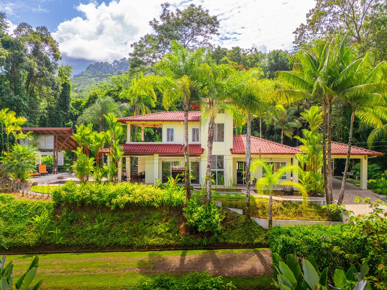 Casa de Orquideas: Mountains, Ocean and Jungle with Privacy In Gated Community, Ojochal
