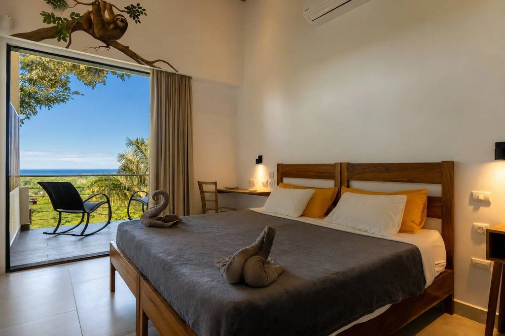 Samara Vista - Villa & Lodge: Exceptional Ocean-View Luxury Estate with Multiple Residences, Expansion & Income Potential - photo 18