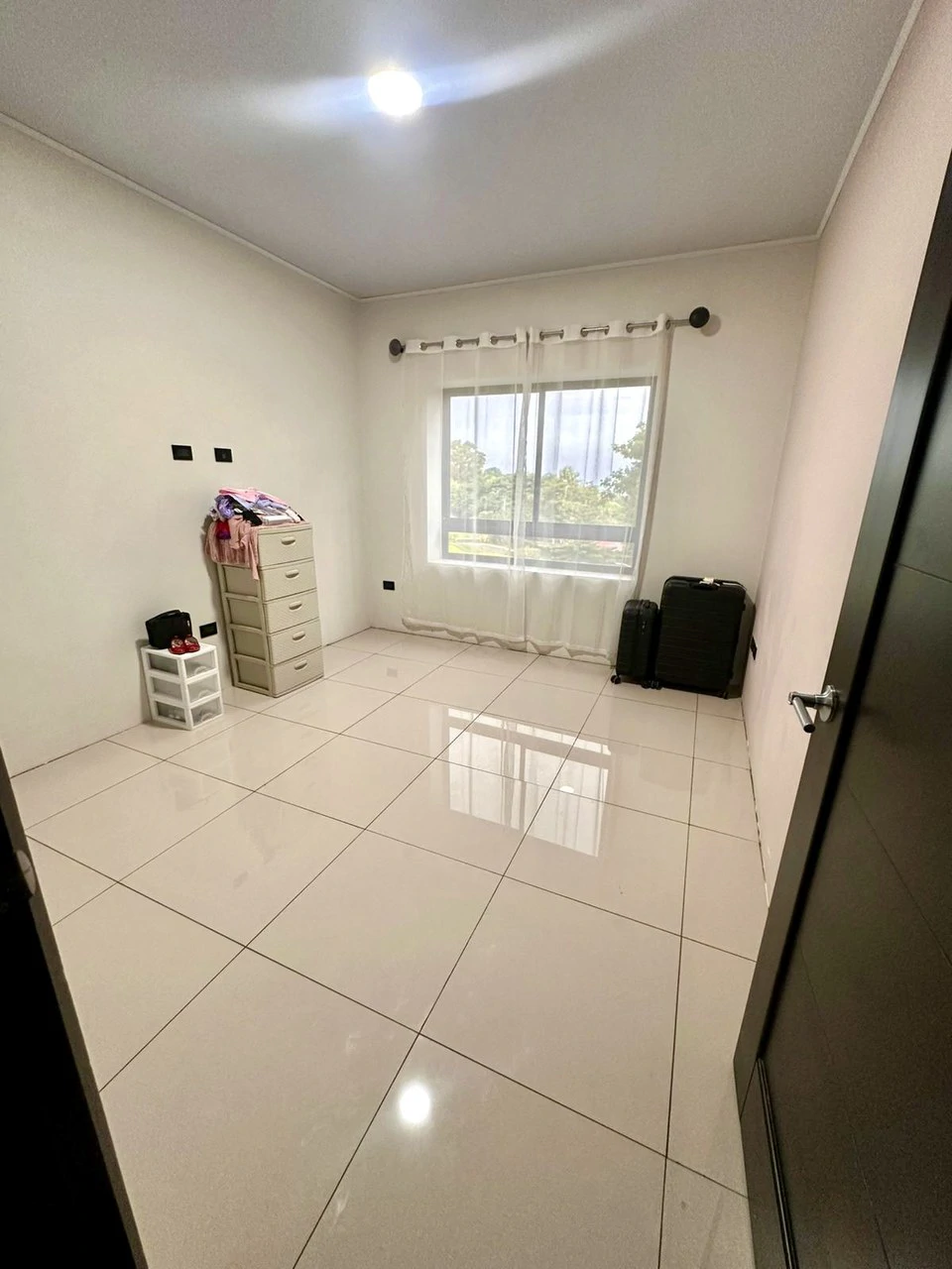 Casa 40 Grecia: Modern 4-BR Country Estate in Grecia | 4-Car Covered Garage, Solar Hot Water, First-Floor Bedroom & River Trails - Gallery image 16