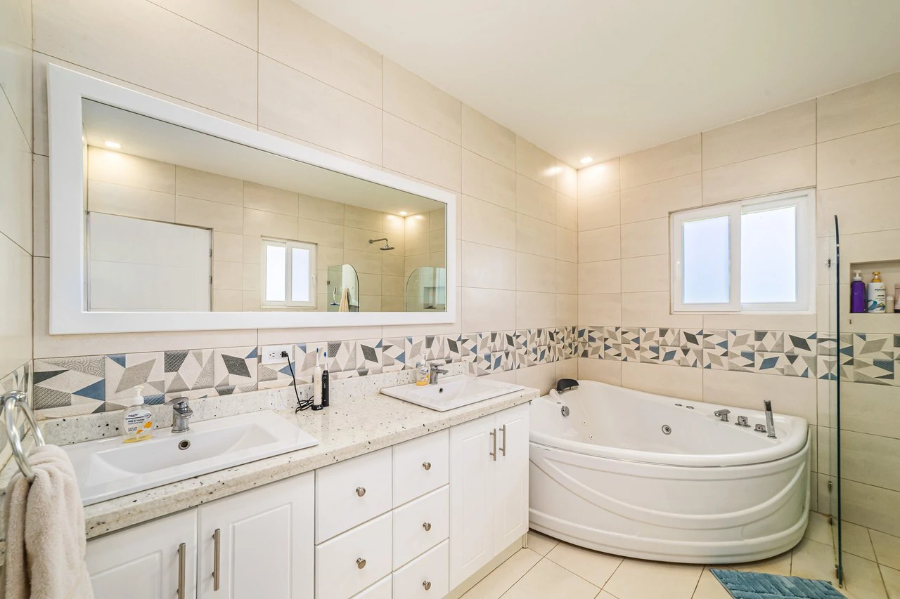 Jacarandas #11: Elegant Townhouse Minutes from the Beach - Gallery image 29