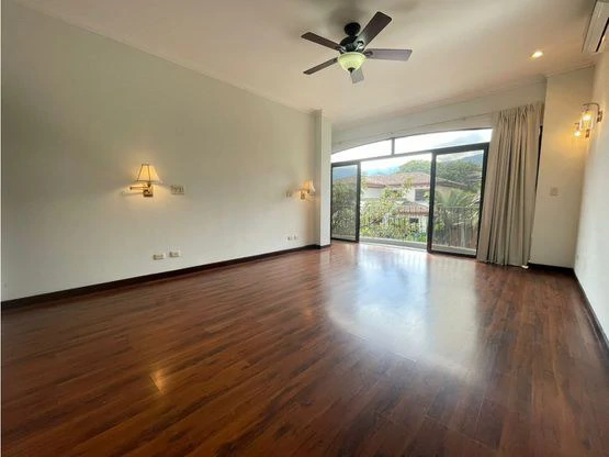 Stunning two-story house in exclusive condominiums in Santa Ana - Gallery image 26