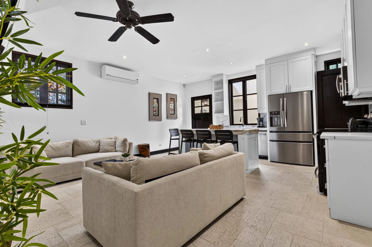 16 Avenida La Antigua: Renovated Turn- Key Living in the Heart of Las Catalinas - Gallery image 3