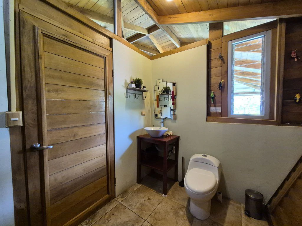 Casa Del Toro: Charm and Serenity in the Hills of Hojancha – 5-Bedroom House with Pool and Bungalow - Gallery image 14