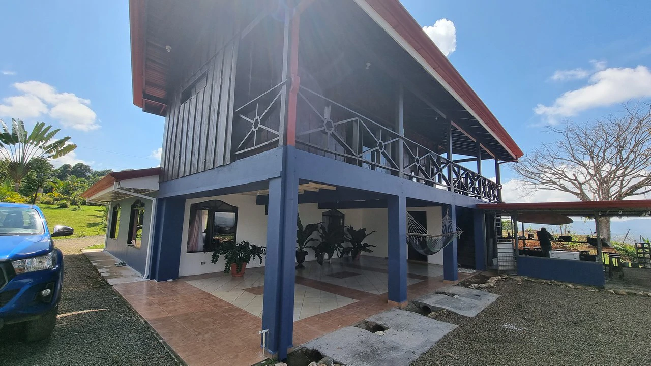 CASA SANTA ELENA: BEAUTIFUL HOUSE FOR SALE, WITH AMAZING VIEWS, 4 BDRM IN THE HEART OF SANTA ELENA - Gallery image 2