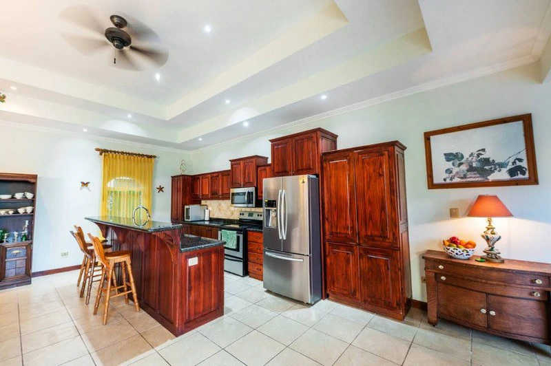 Amazing Casa Grande: Enormous Home with Pool near the Beach in a highly sought after Community! - Gallery image 9