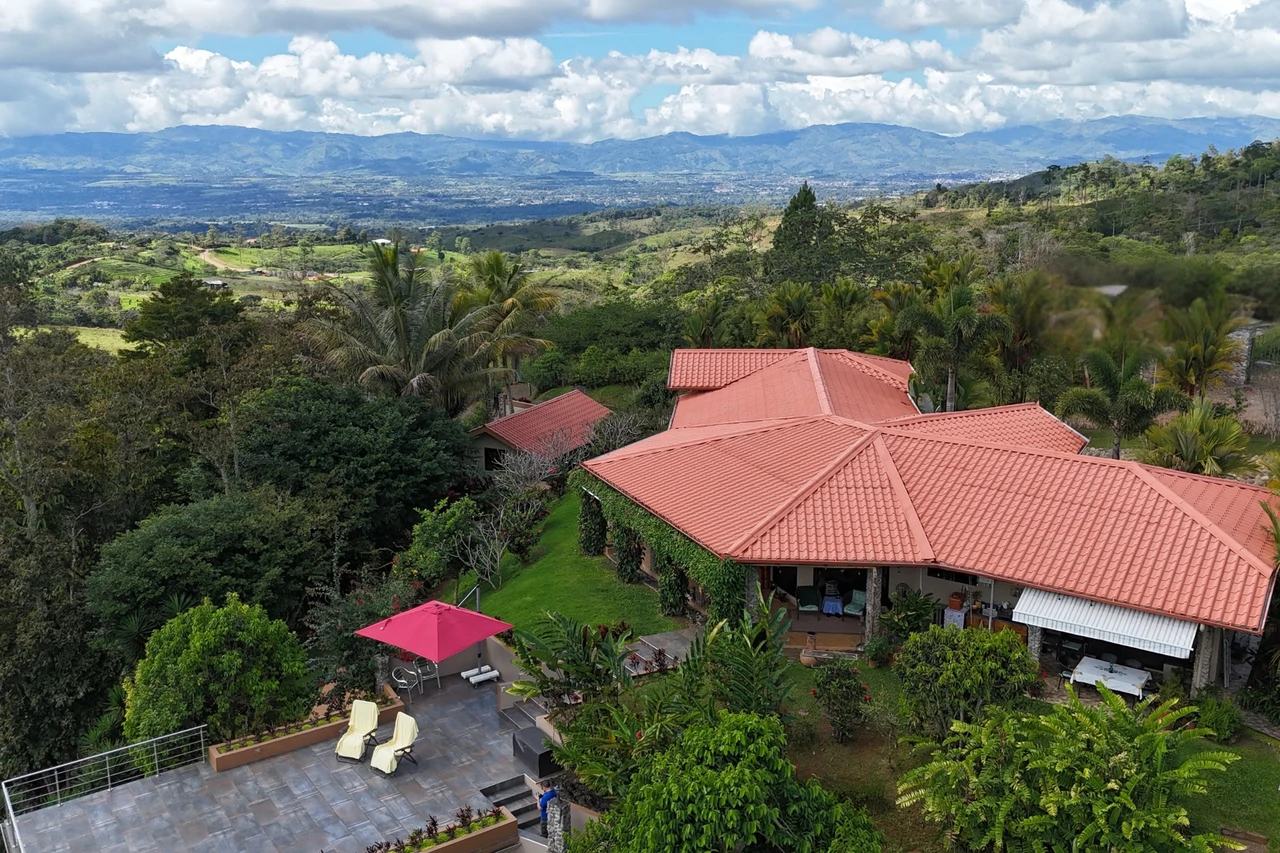 Countryside House For Sale in Santa Elena - Gallery image 3