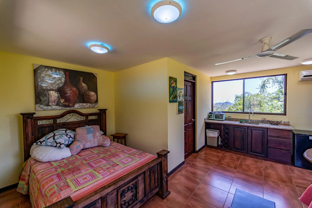 Casa Jardin: Ocean View SFH with Guest House and Extra Lot - Gallery image 9