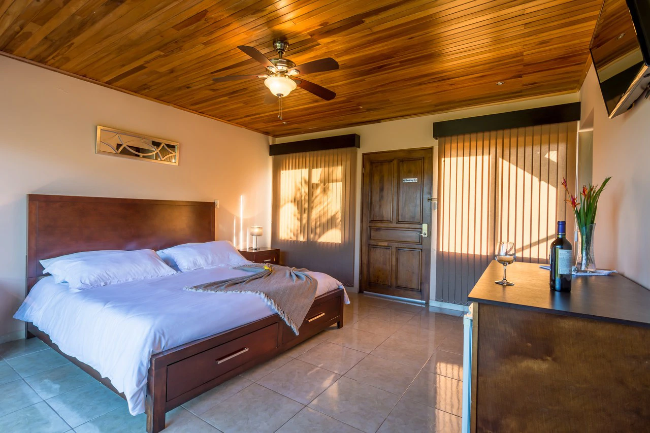 BARONS RESORT BOUTIQUE HOTEL: HOTEL BAR & RESTAURANT - Gallery image 43