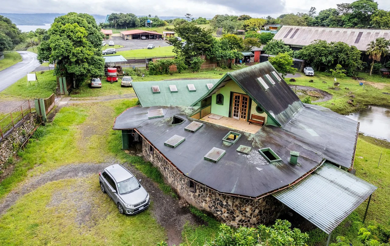 Five Corners Business Hub: Prime location on the main road surrounding Lake Arenal.. Commercial Potential ! - Gallery image 6