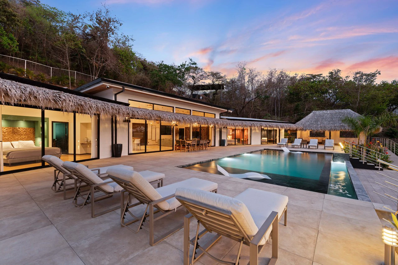 Villa Calypso: Modern Ocean-View Estate 4 Minutes to Tamarindo