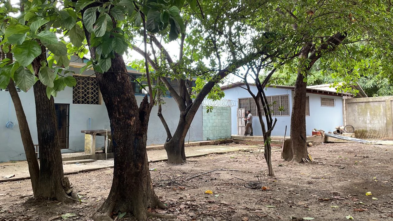 Property for rent or sale in the center of Liberia 2 houses with 350 m², 2 big living rooms, 7 rooms, a garden, and 9 parking lots - Gallery image 20