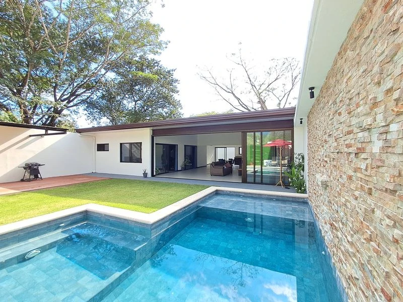 Casa Cascada Gavilán: Brand-New 3-Bedroom House with Pool, Steps from the Beach and Samara Center
