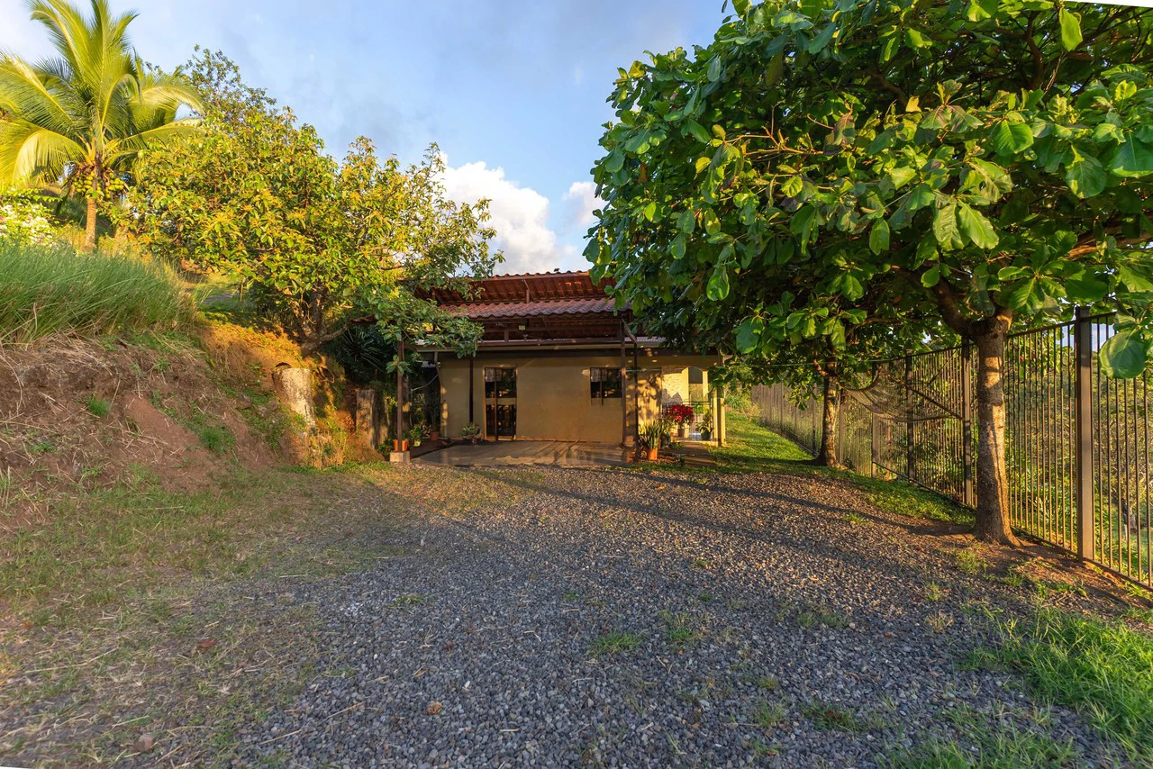 Country House in Desmonte, San Mateo: Tranquility and Nature - Gallery image 2