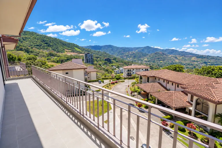 Apartment For Sale in Santa Ana
