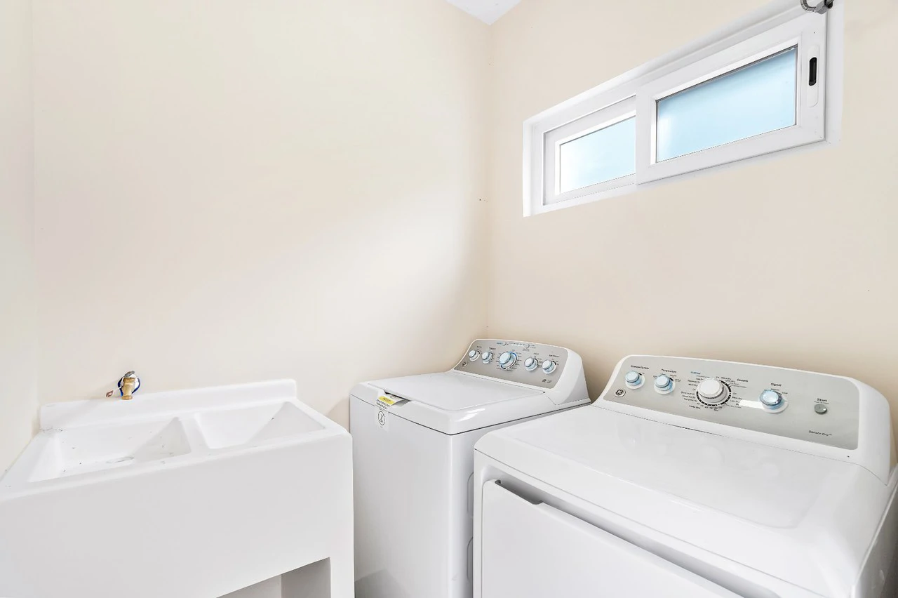 Jacarandas #22: Modern Townhome with Amenities Just Minutes from the Beach - Gallery image 17