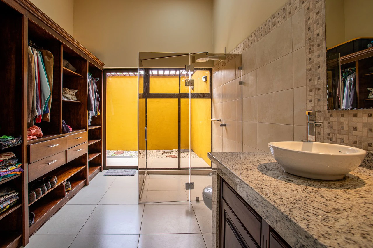 Modern Furnished Home Just 5 Minutes from Downtown Grecia - Gallery image 21