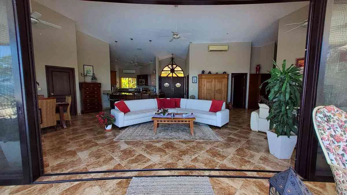 ID 4178: Elegant Coastal Villa with Infinity Pool and Lush Gardens - Gallery image 10