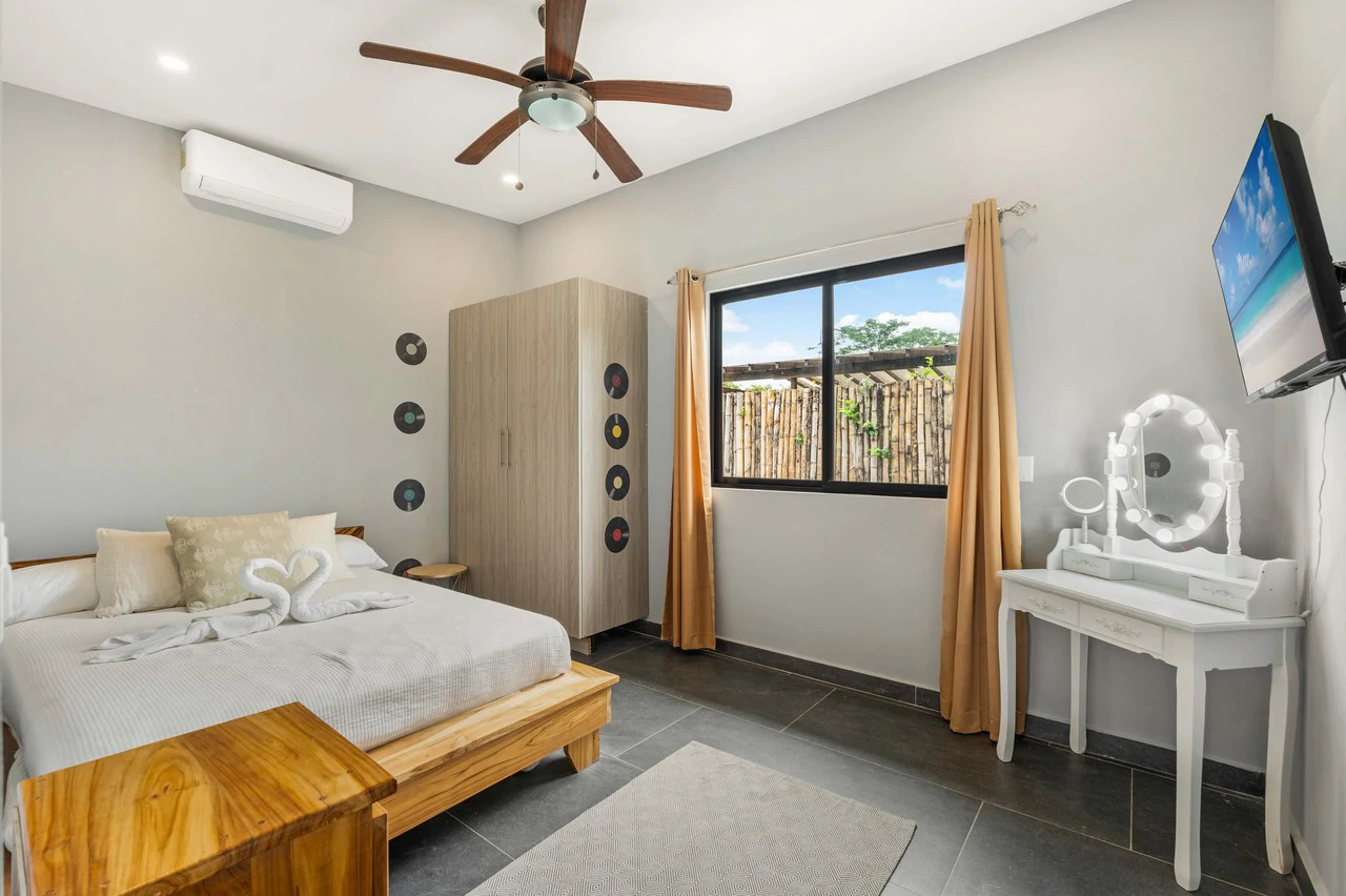 Loma Verde #48: Modern Corner-Lot Home Surrounded by Green Mountain Views - Gallery image 5