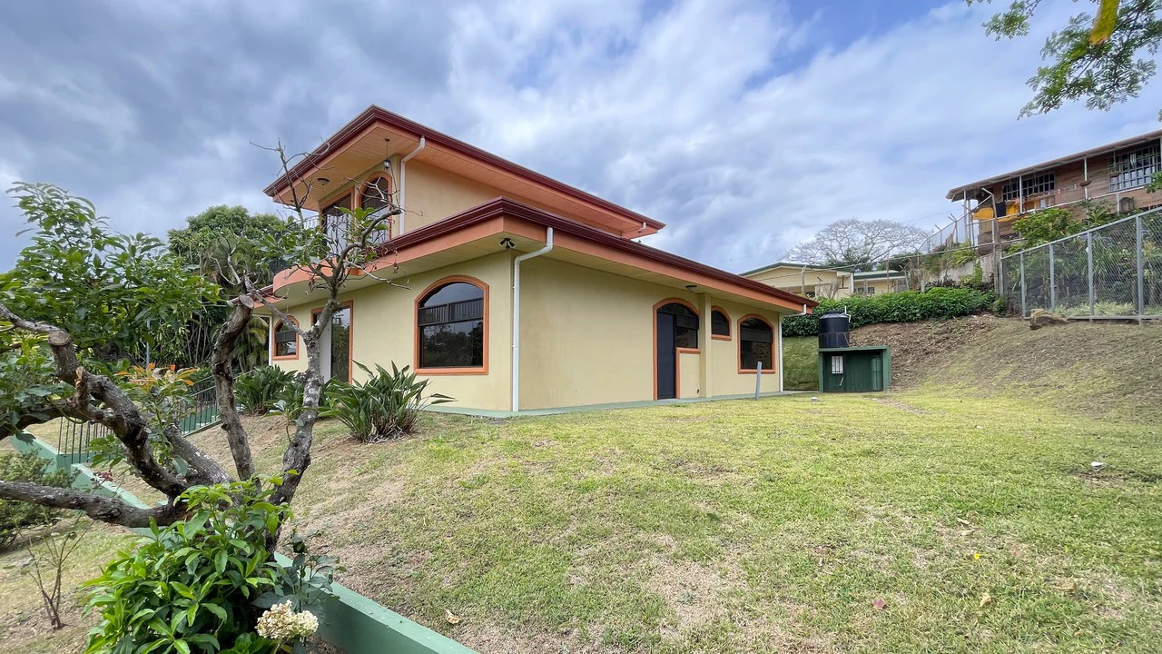 House for Sale in San Isidro, Grecia – 3,359 m² Lot with View - Gallery image 2