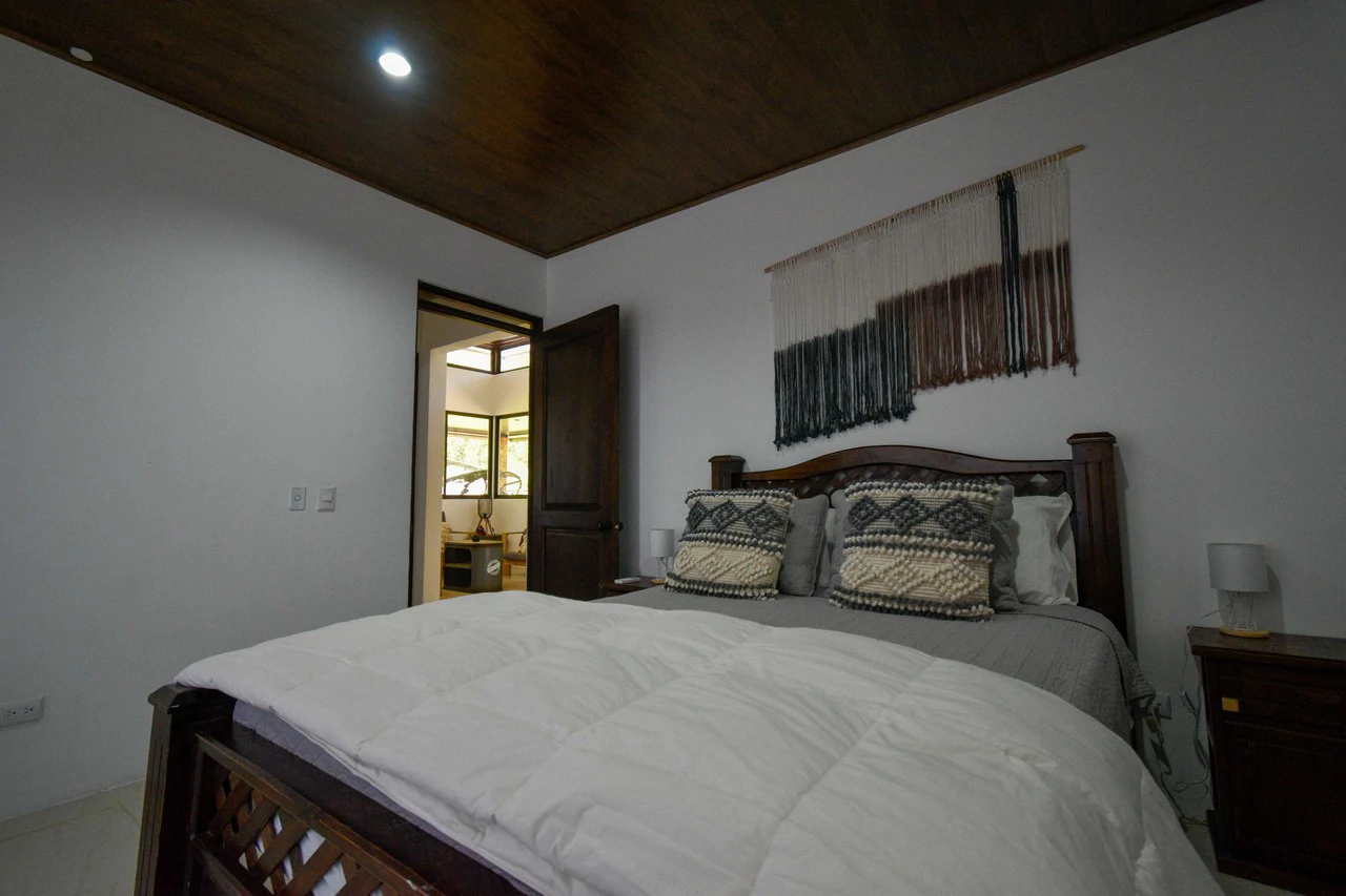 Home and Rental Apartment in Quiet Neighborhood - Gallery image 12
