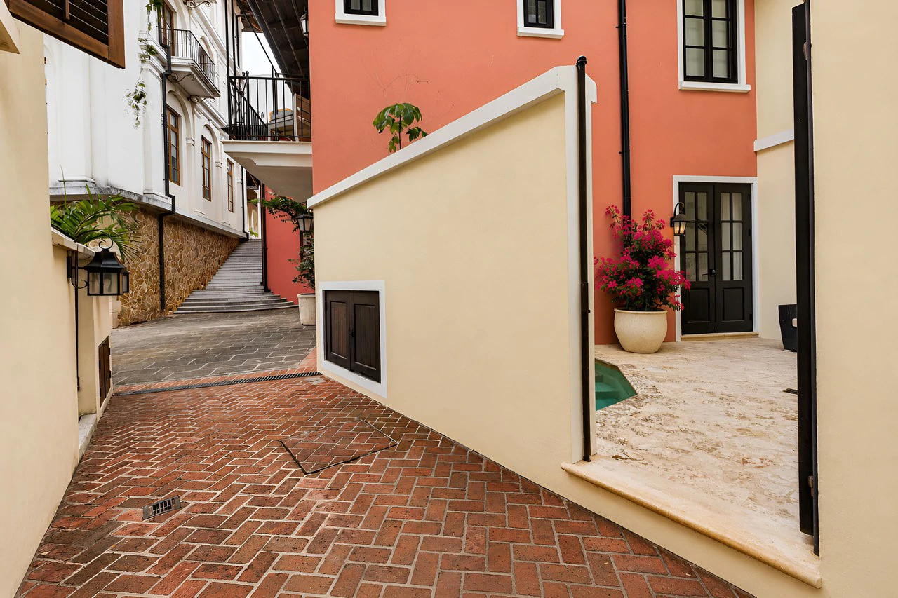 16 Avenida La Antigua: Renovated Turn- Key Living in the Heart of Las Catalinas - photo 27
