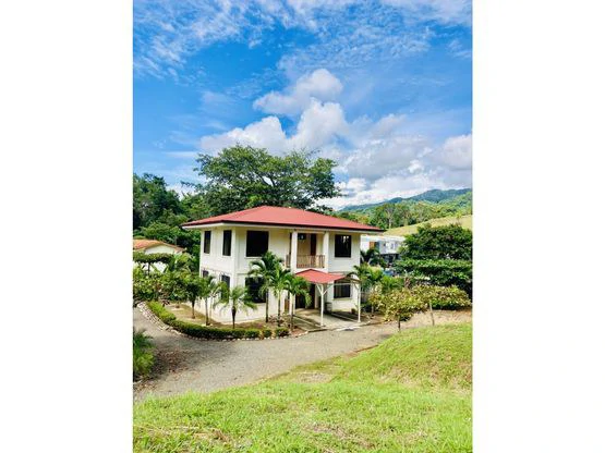 Venta de una hectárea con vivienda principal en Herradura: ¡Your Own Paradise in Herradura, Costa Rica!