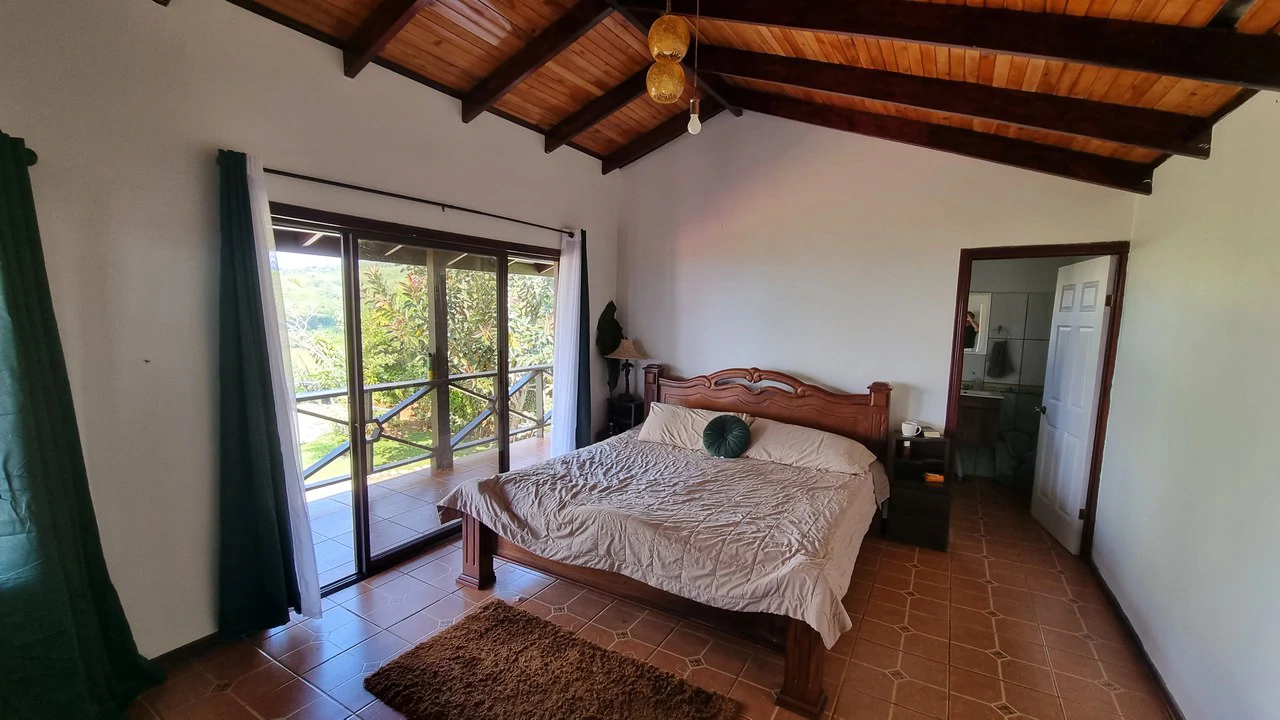 CASA SANTA ELENA: BEAUTIFUL HOUSE FOR SALE, WITH AMAZING VIEWS, 4 BDRM IN THE HEART OF SANTA ELENA - Gallery image 8