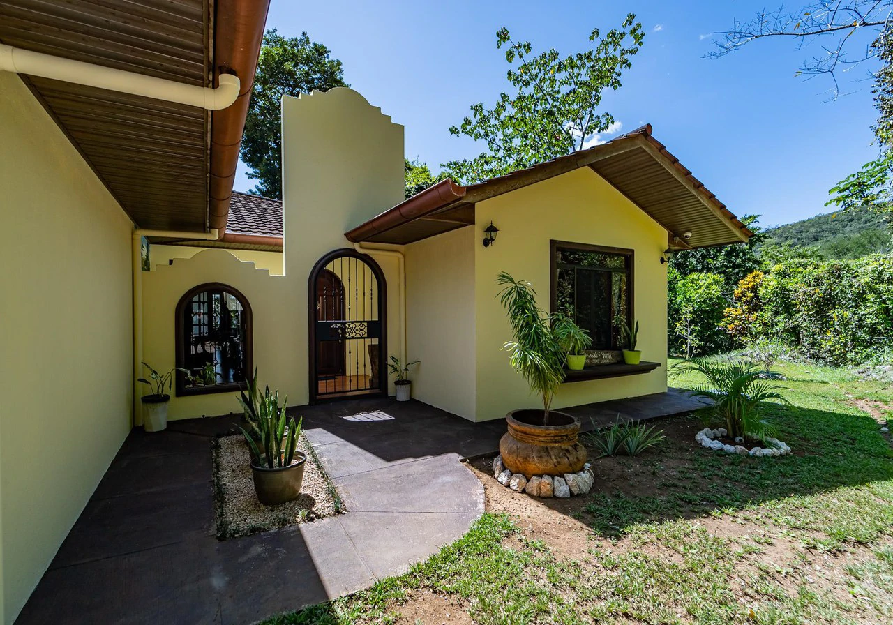 Casa Jardin: Ocean View SFH with Guest House and Extra Lot - Gallery image 4