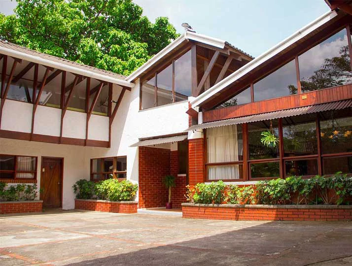 CASA DE LUJO SOBRE LAS MEJORES COLINAS DE ESCAZU: Mountain House For Sale in Escazú