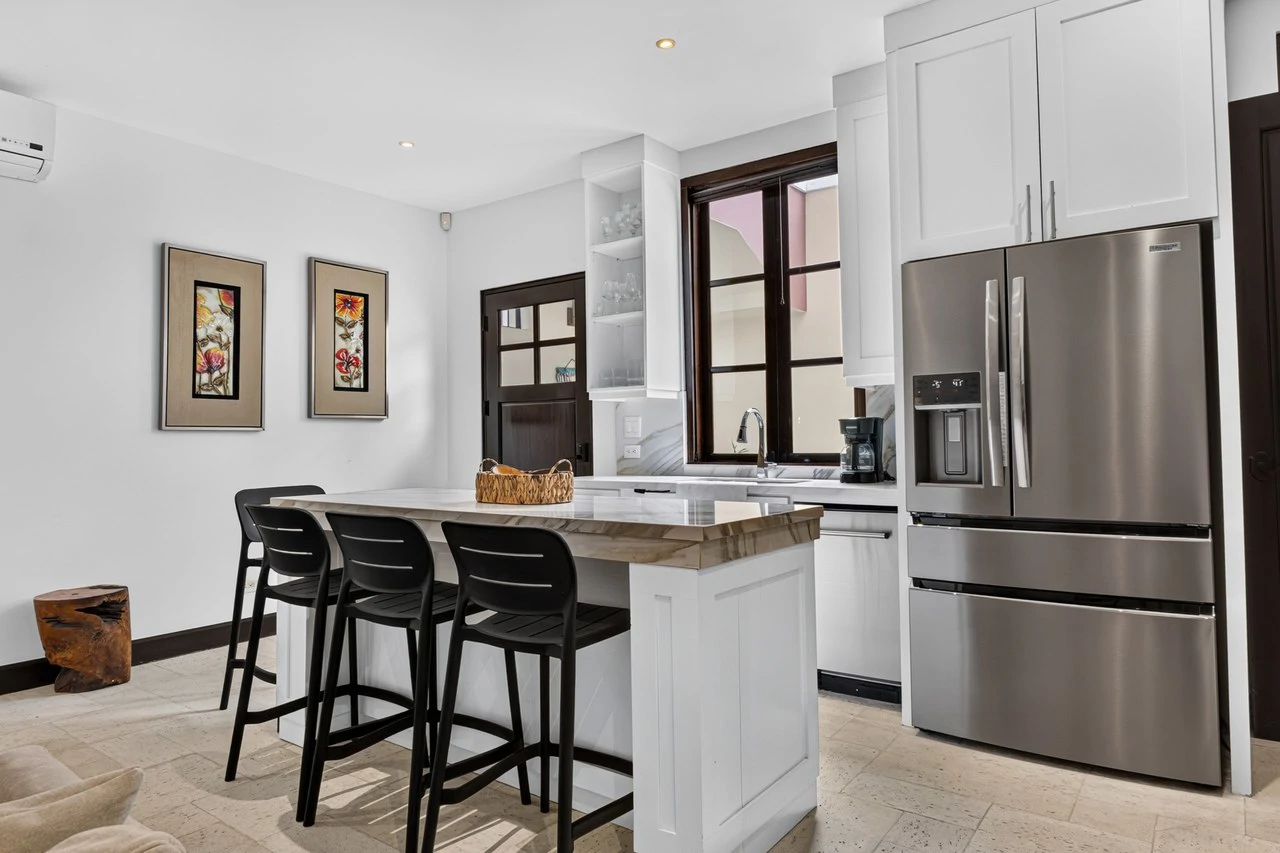 16 Avenida La Antigua: Renovated Turn- Key Living in the Heart of Las Catalinas - Gallery image 4