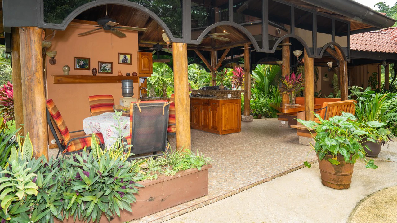Stunning Tropical Home in Gated community with Hundreds of fruit trees: Mountain House For Sale in Naranjito - Gallery image 10