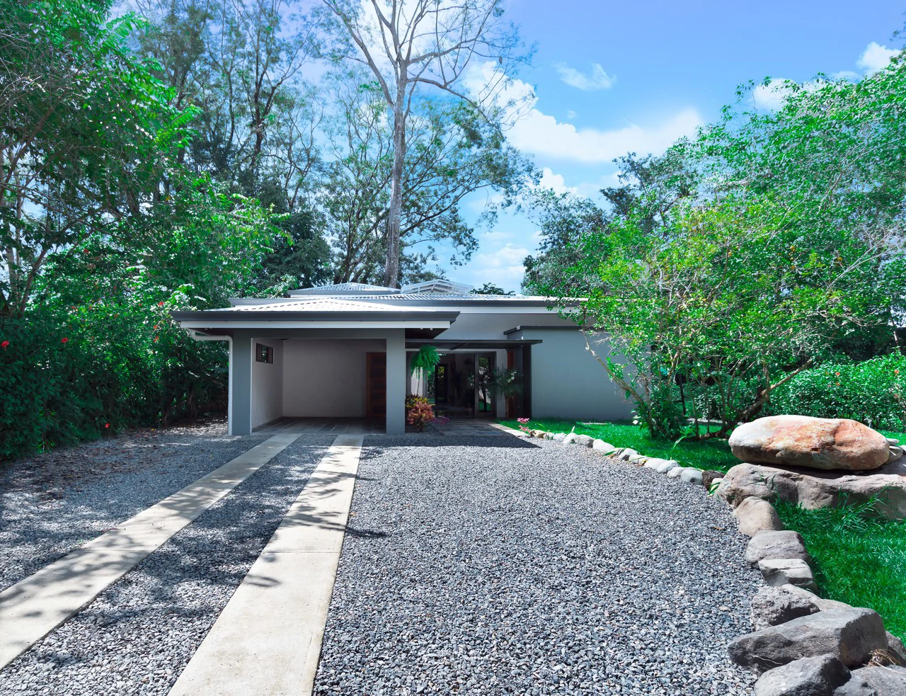 BRAND NEW 3-bedroom home, 5 minutes to Dominical Beach. - Gallery image 33