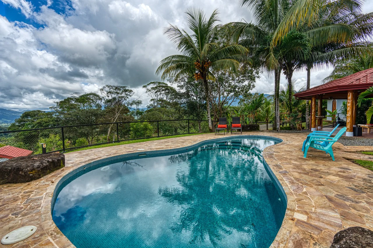 5 Bedroom Mountain Retreat Minutes from the Beach Platanillo Costa Rica - Gallery image 43