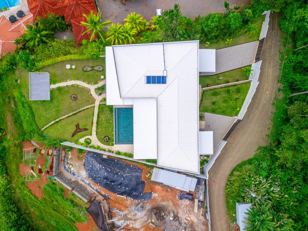 Lion's Gate Sunset Estate - Gallery image 16
