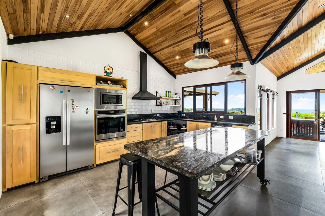 Casa Arcadia: Ocean-View Home with Two Income-Producing Studios - Gallery image 4