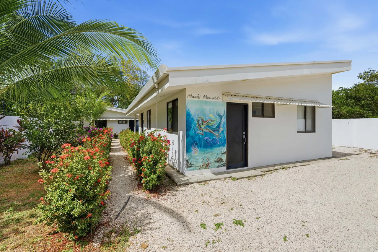 Three Mermaids: Beachfront 10-Bedroom Pod-Style Residence with Pool in Playa Flamingo - Gallery image 50