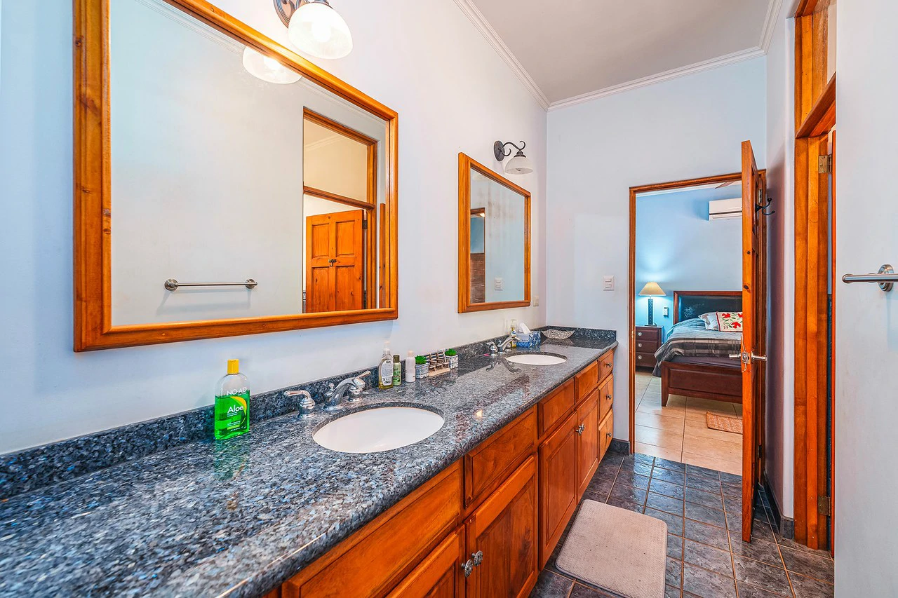 Casa Palacio: Elegant and Palatial 3BR in Gated Community - Gallery image 32