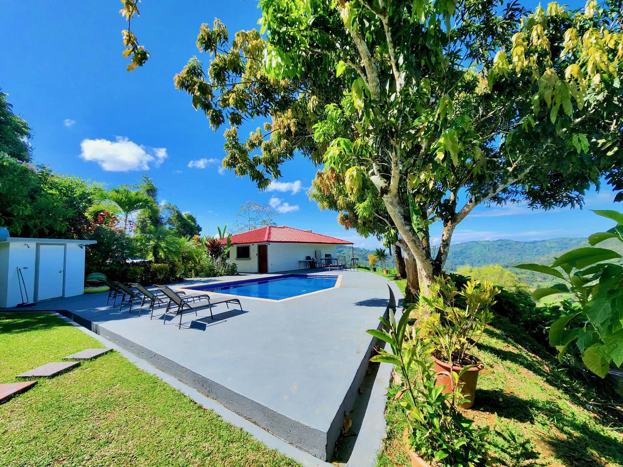 2.8 ACRES – 10 Income Producing Condos with a Pool and Spectacular Ocean and Mountain Views! Gated Community of Cascada Azul, 15min to Dominical Beach!!!: Near the Coast, Mountain and Countryside Apar - Gallery image 3