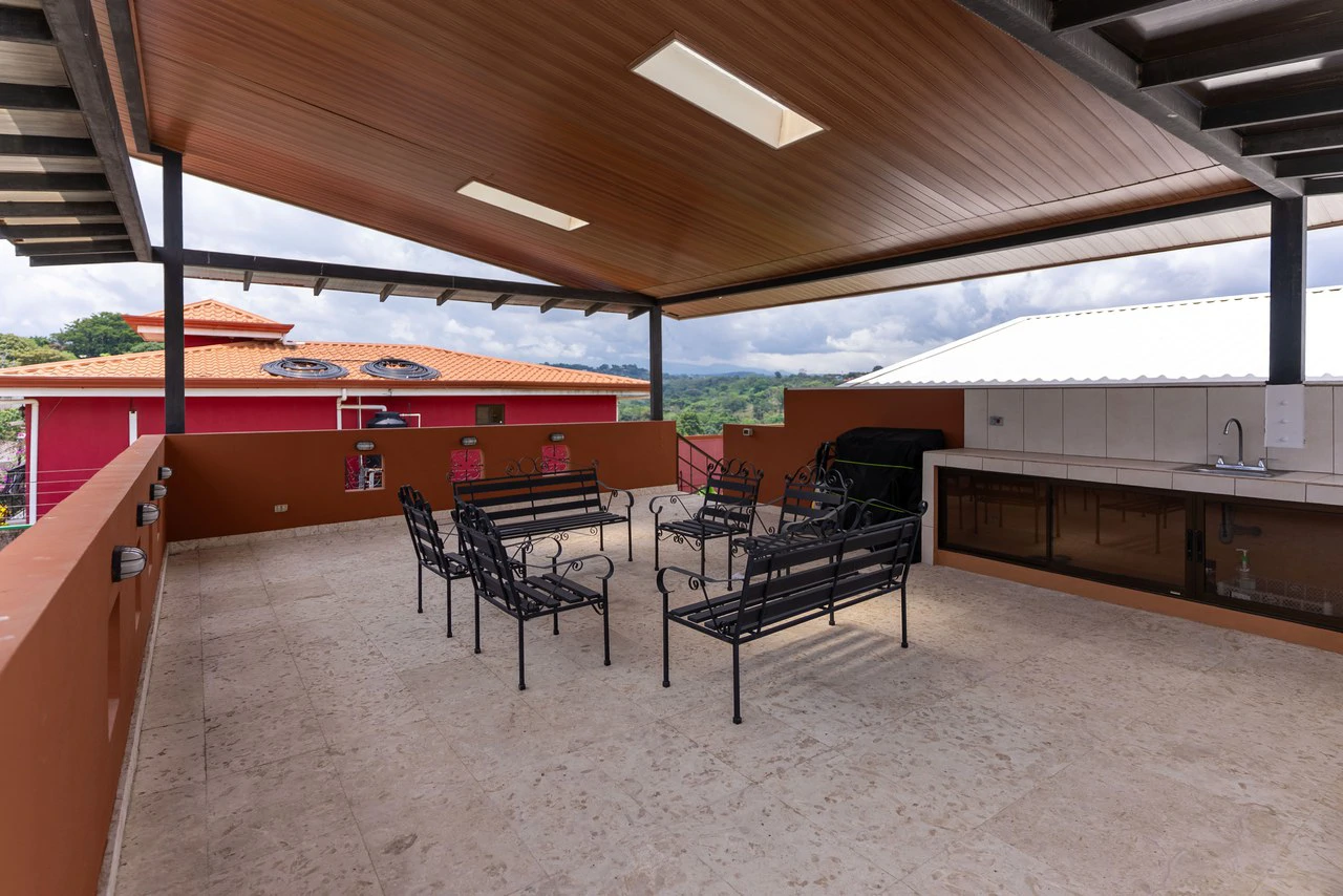 Modern Furnished Home Just 5 Minutes from Downtown Grecia - Gallery image 31