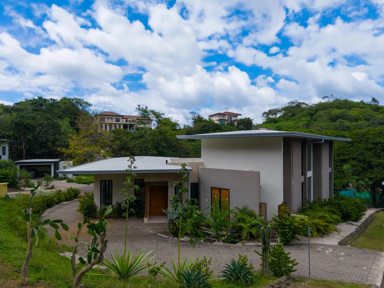 Casa Zoul: A Luxurious residence in the prestigious SENDEROS gated community of Tamarindo!