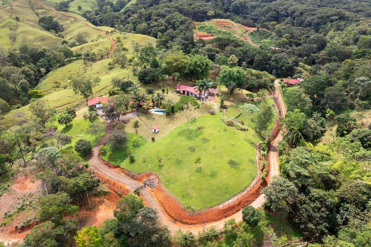 5 Bedroom Mountain Retreat Minutes from the Beach Platanillo Costa Rica - Gallery image 72