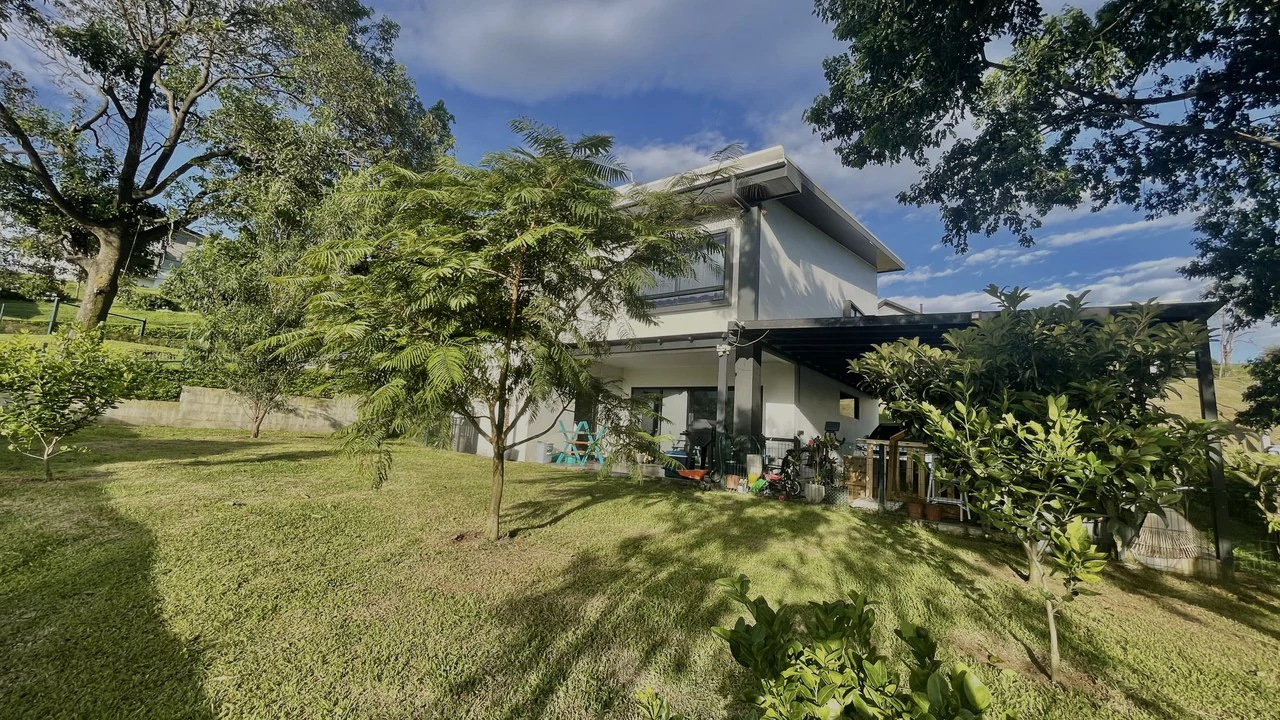 Casa 40 Grecia: Modern 4-BR Country Estate in Grecia | 4-Car Covered Garage, Solar Hot Water, First-Floor Bedroom & River Trails - Gallery image 20