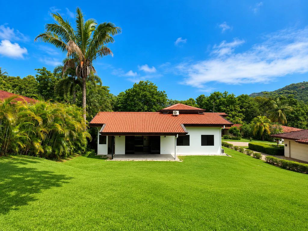 Casa Luz: Brand-New Home in the Gated Community of Loma Verde - Carrillo