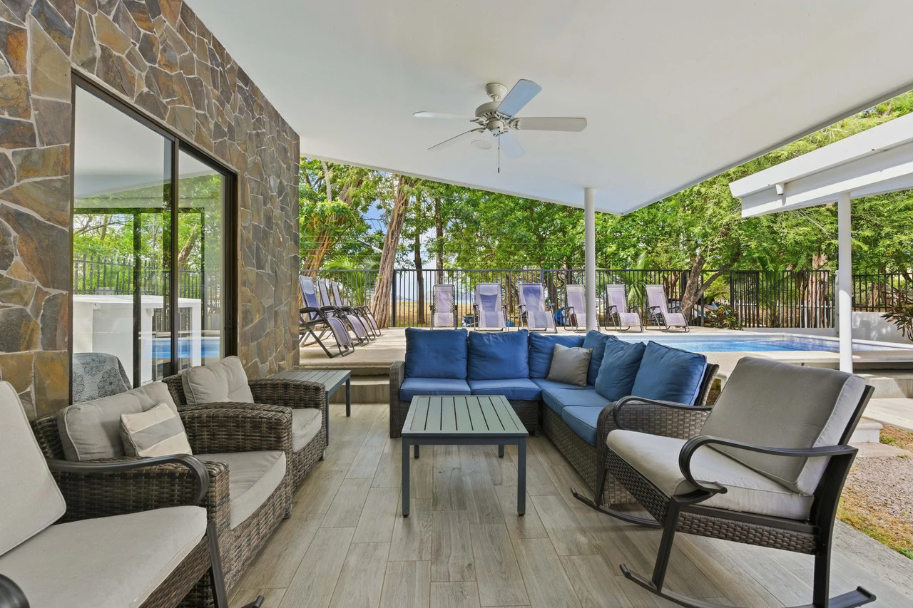 Three Mermaids: Beachfront 10-Bedroom Pod-Style Residence with Pool in Playa Flamingo - Gallery image 2