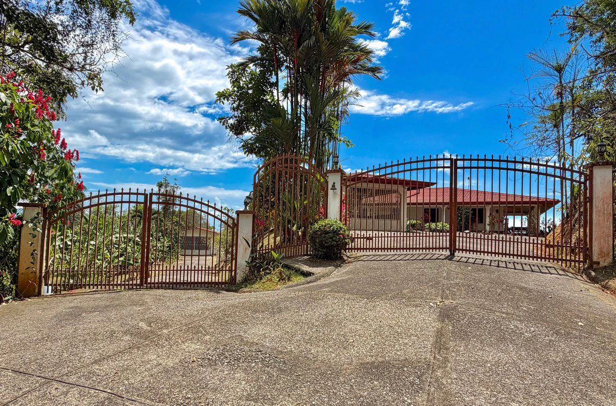 3.64 ACRES - 3 Bedroom Home With Expansive Ocean Views, Multiple Areas to Build, Public Road With Commercial Potential, 10min to the Beach!! - Gallery image 31