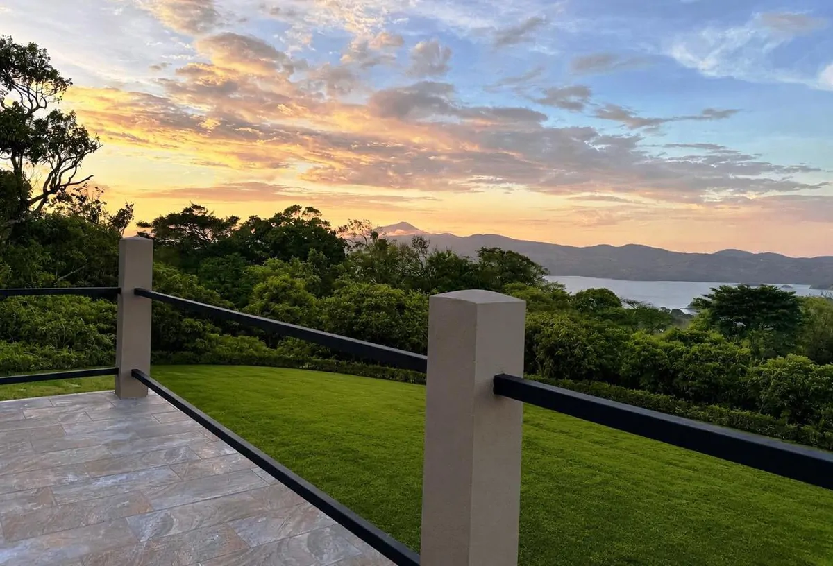 Multi-residential compound: Multi-residential and commercial-mixed properties featuring combined office/call-center spaces and residential apartments on Lake Arenal