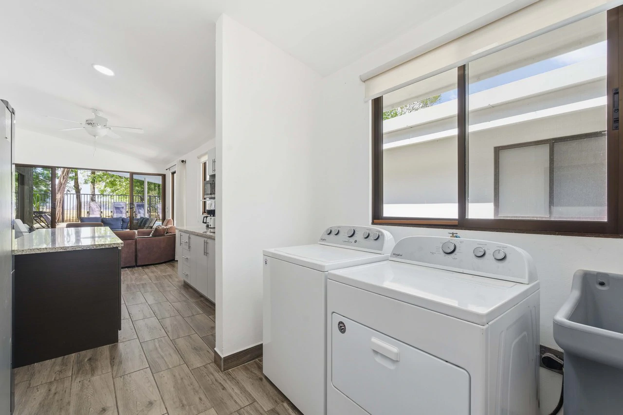 Three Mermaids: Beachfront 10-Bedroom Pod-Style Residence with Pool in Playa Flamingo - Gallery image 16