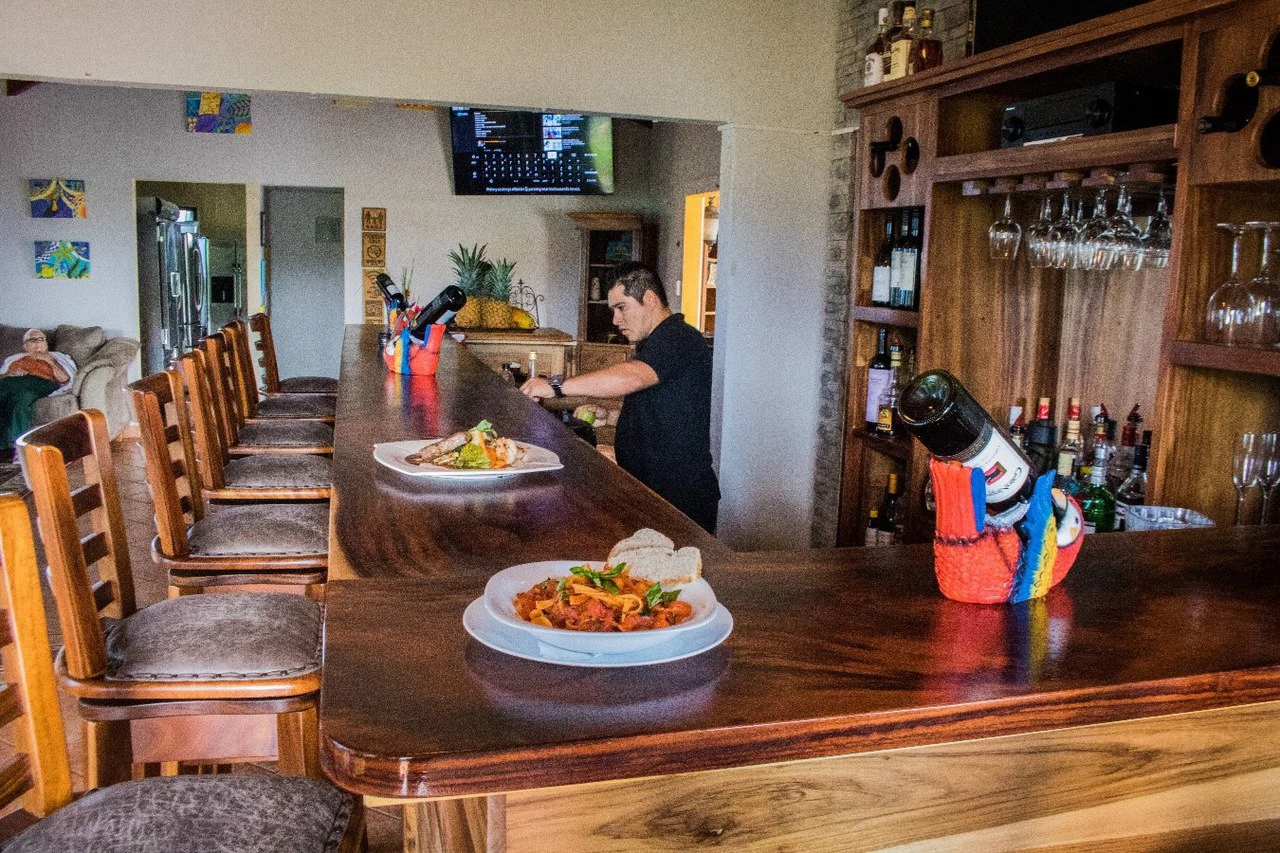 BARONS RESORT BOUTIQUE HOTEL: HOTEL BAR & RESTAURANT - Gallery image 13