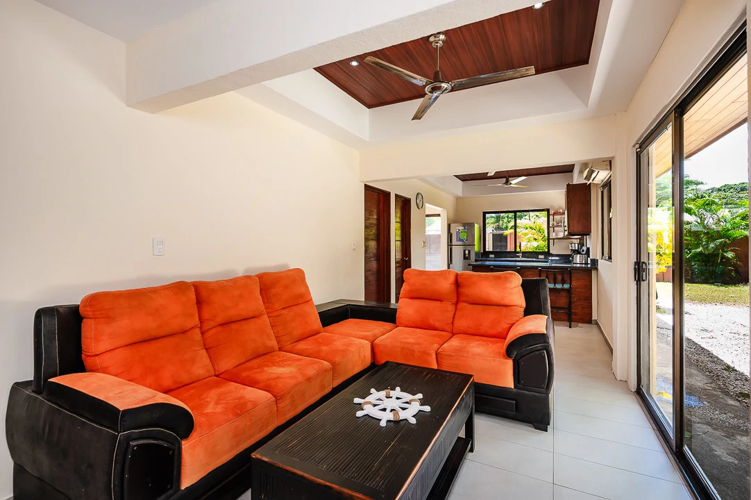 Casa Venturini: Charming Single-Family Home with Quality Finishes, Private Pool & Expansion Opportunity - Gallery image 3